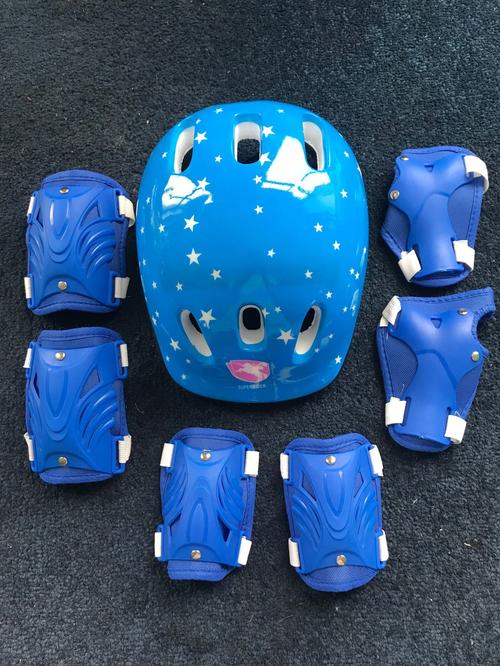 新款头盔儿童溜冰鞋帽子轮滑护具卡通6孔泡沫头护七件套